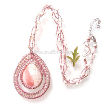 Collar de perlas naturales de concha de croché rosadas a mano